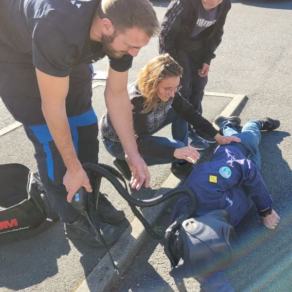 2 salariés de la tôlerie teoplus retournent un soudeur qui est au sol avec son masque.