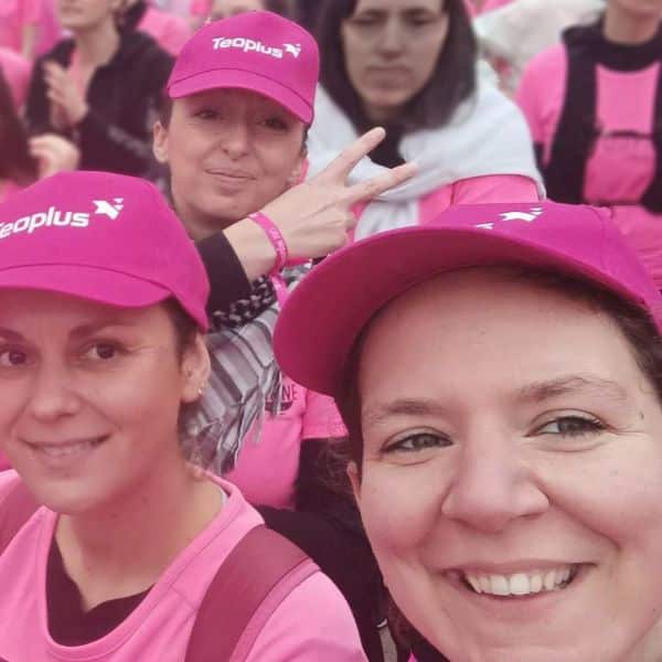 visages souriants de participantes à la Joséphine avec une casquette Teoplus rose
