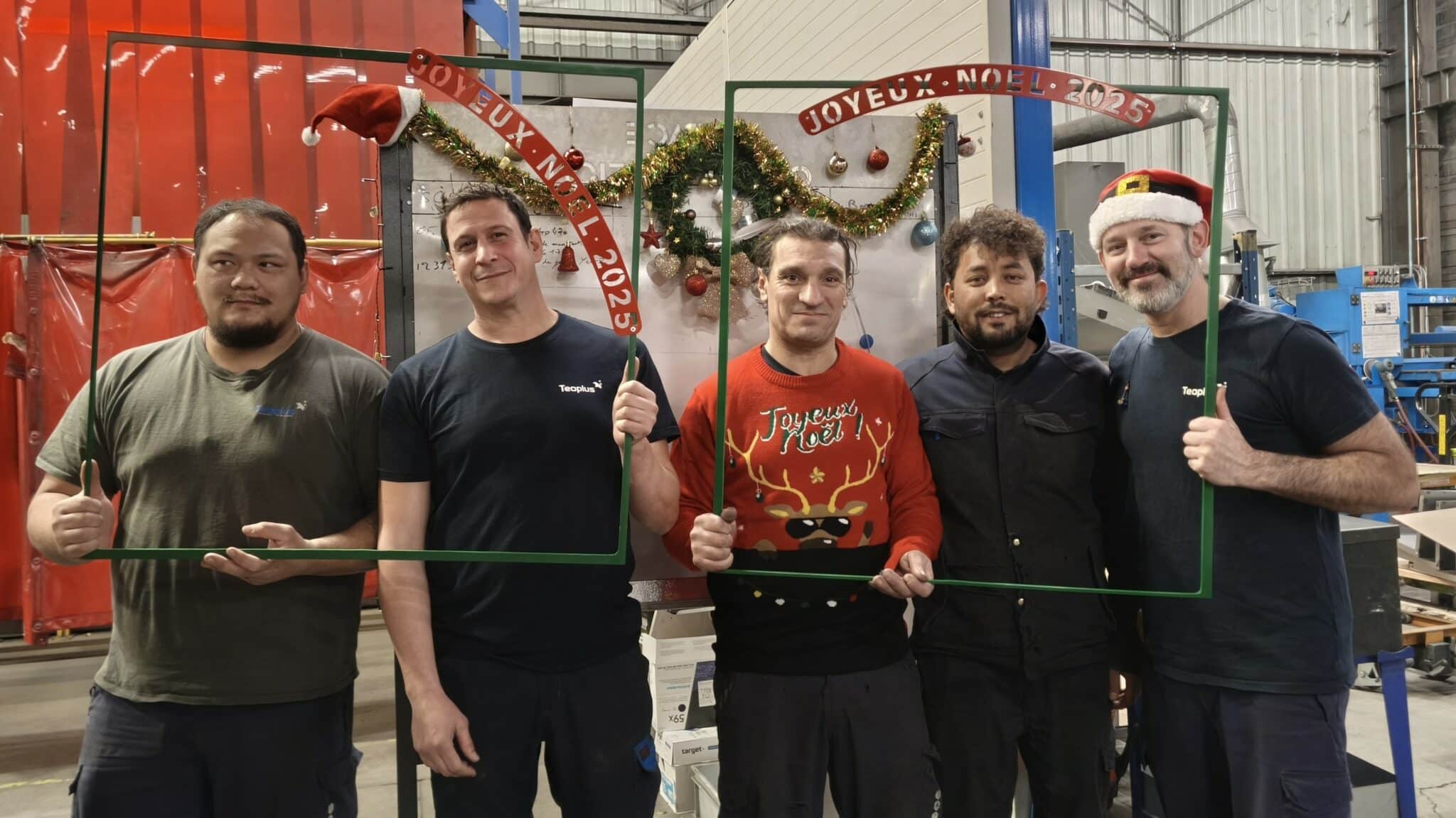 4 soudeurs de Teoplus avec un cadre en métal joyeux Noel 2025