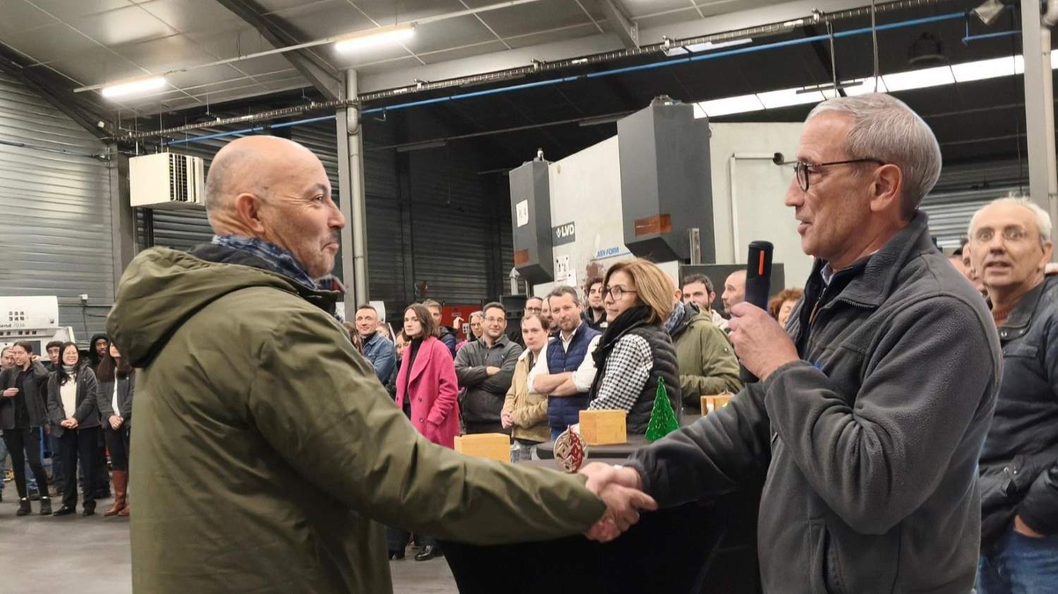 le président Jean-Pierre Gomez sert la main de Patrice