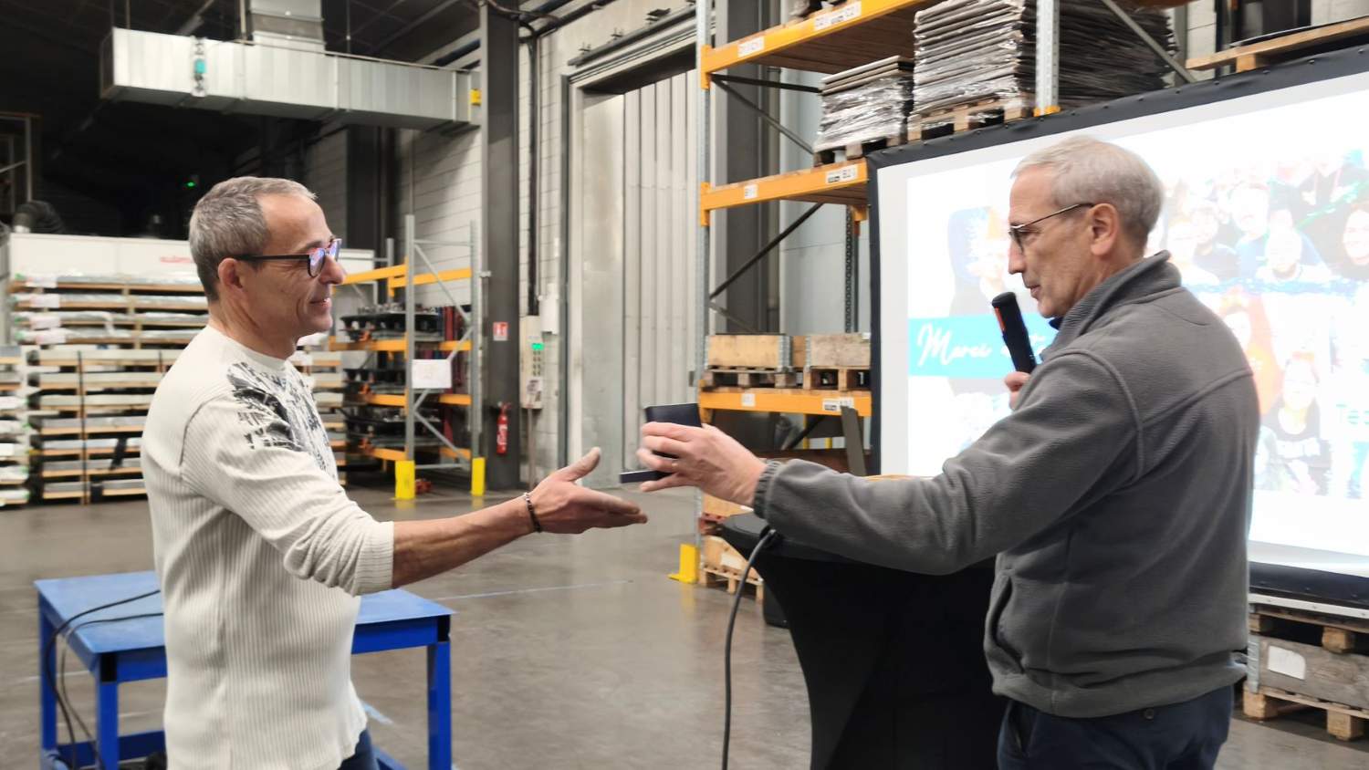 le président Jean-Pierre Gomez sert la main d'Eric