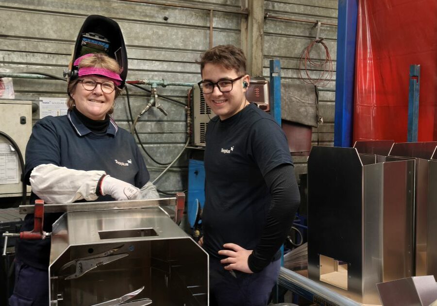un alternant chaudronnerie et une soudeuse, souriants, experte chez Teoplus